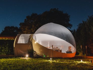 Lizenz- und Nutzungsbedingungen: Fotos dürfen zeitlich unbegrenzt, aber räumlich nur im deutschen Raum von Bubble Tent Deutschland FM UG genutzt werden. Eine Weitergabe an Dritte ist nicht gestattet. Weiterhin dürfen sie ausschließlich zur redaktionellen Nutzung (Social Media, Website, Newsletter, Printprodukten) genutzt werden. Die Verwendung für werbliche Nutzung begrenzt sich auf die nicht-kommerzielle Anzeigenschaltung zur Bewerbung der Bubble Tents. Die Bilder dürfen außerdem nicht bearbeitet werden. Einfache Änderungen (z.B. Logo hinzufügen, kombinieren mit anderen Bildern, zuschneiden) sind gestattet, solange der eigentliche Bildstil erhalten bleibt. Es handelt sich nicht um eine Exklusivnutzung, sondern die Fotograf:innen dürfen die Fotos weiter frei verwenden. Eine Verwendung des Copyrights („Anskar Lenzen & Lea Milde“ oder den jeweiligen Einzelnamen) ist obligatorisch, muss aber nicht zwingend auf dem Bild selbst genannt werden.